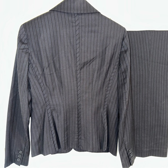Anne Klein ladies pants suit black with blue/gray pinstripes size 4 - Picture 6 of 8